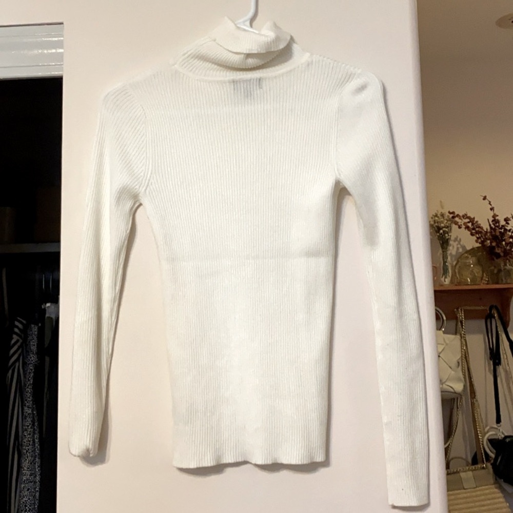 Light turtleneck in white. Perfect for layering
